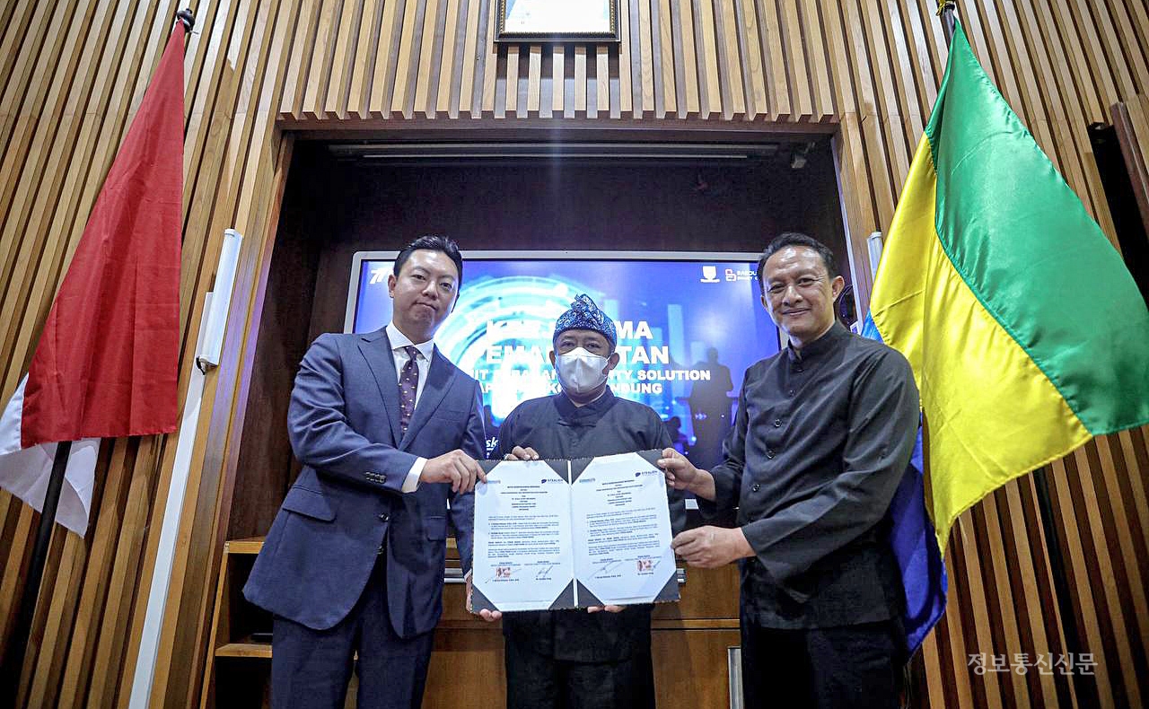 홍혁재 스틸리언 인도네시아 법인장(왼쪽)과 인도네시아 반둥시 Yana Mulyana 시장(가운데)이 MOU 체결식에서 기념촬영을 하고 있다. 이날 반둥시 정보통신부 Yayan Ahmad Brilyana 국장도 자리를 함께 했다. [사진=스틸리언]