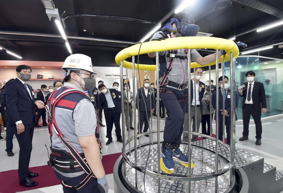 안전체험교육관의 주요 시설들을 개관식 참석자들이 체험하는 모습.