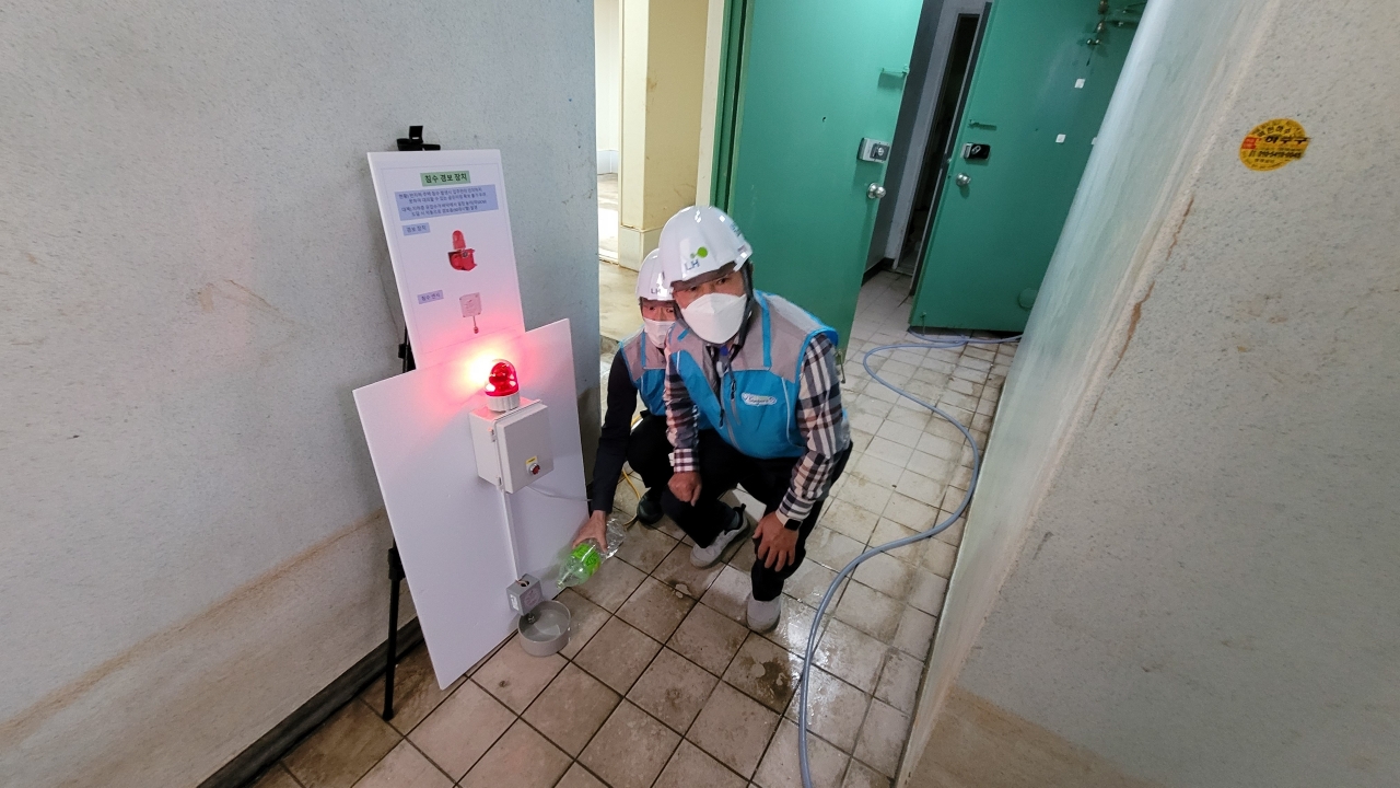 하승호 LH 국민주거복지본부장이 2일 서울 관악구에 위치한 반지하 매입임대주택 침수 피해 현장을 방문, 침수 경보장치를 점검하고 있다. [사진=LH]