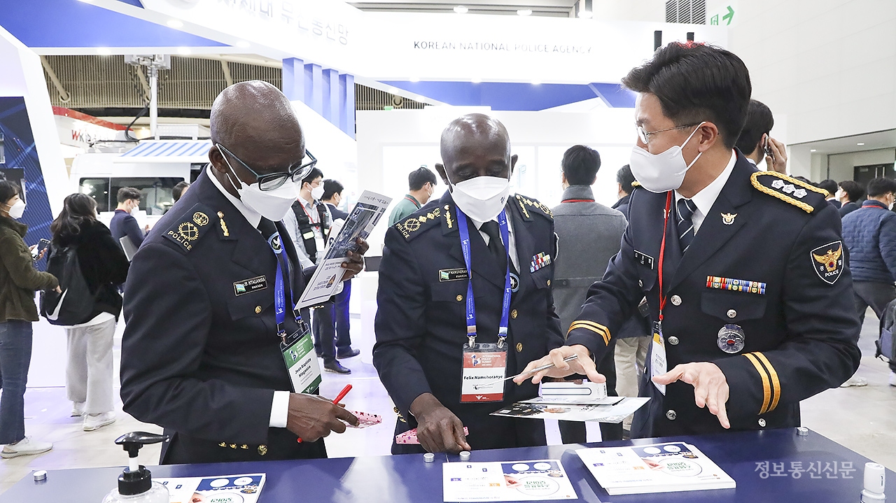 지난해 10월 개최된 '2021 치안산업박람회'에서 해외 참관객들이 출품된 제품을 살펴보고 있다. [사진=경찰청]