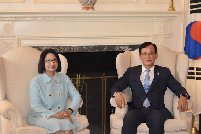 국제공동연구센터 개소식에 참석한 (우)KIST 윤석진 원장과, (좌)PSU Neeli Bendapudi 총장.사진 2 : (좌)KIST 윤석진 원장과, (우)PSU Neeli Bendapudi총장이 협약서에 서명을 하고 있다.