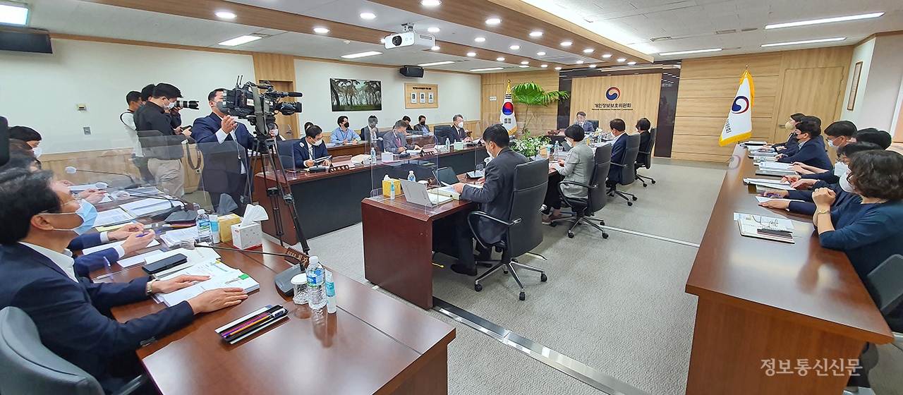 개인정보보호위원회가 14일 제15회 전체회의를 개최해 구글과 메타의 법 위반에 대해 심의하고, 구글과 메타에게 위반행위 시정명령과 함께 구글에는 692억원, 메타에는 308억원의 과징금 부과를 의결했다.