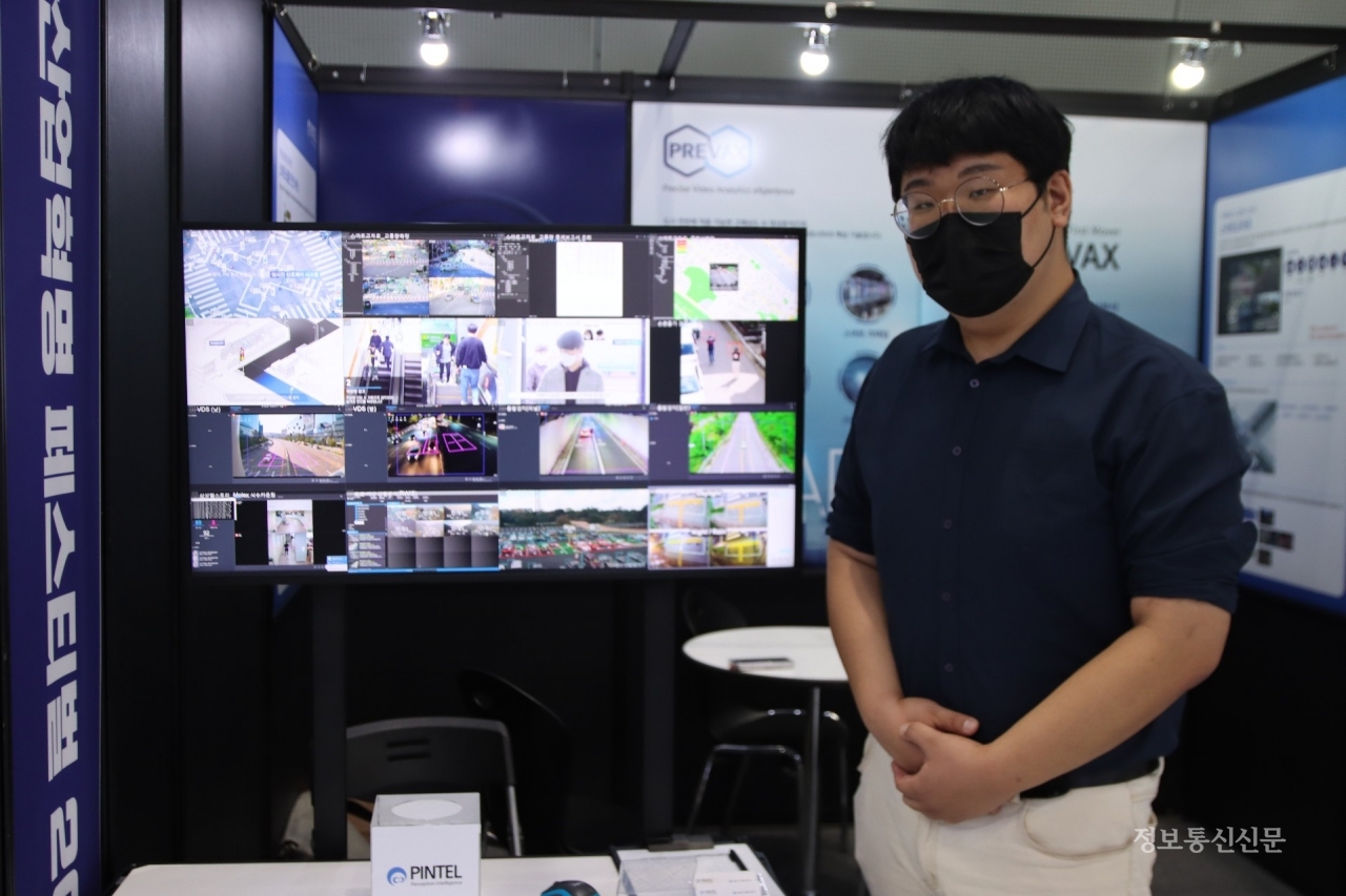 핀텔 관계자가 AI 영상분석 기반 객체 검지 시스템을 소개하고 있다.