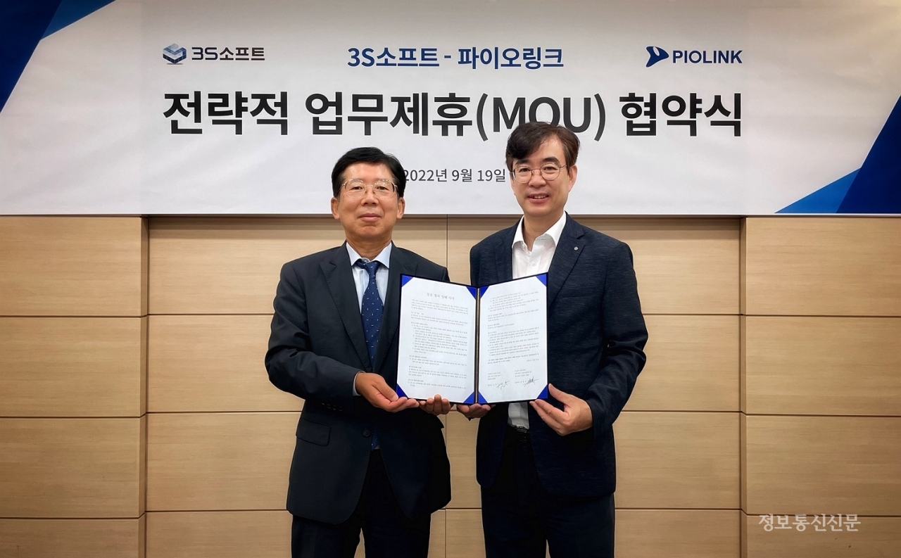 김종택 3S소프트 대표(왼쪽)와 조영철 파이오링크 대표가 업무협약 체결 후 기념촬영을 하고 있다. [사진=파이오링크]