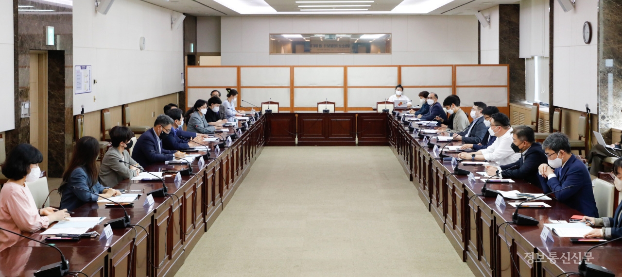 22일 정부서울청사에서 개최된 아동·청소년 개인정보보호 민관 정책협의회에서 아동·청소년 관련 학계, 산업계, 시민단체 전문가로 구성된 위원들이 토론을 하고 있다. [사진=개인정보위]