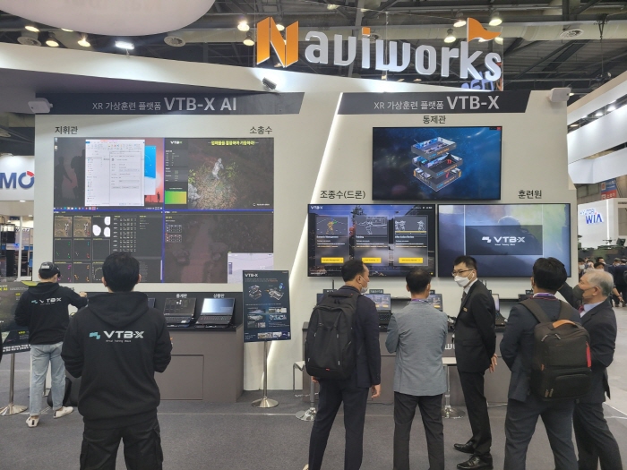 네비웍스가 21~25일 일산 킨텍스에서 열린 '대한민국방위산업전 2022'에 참가해 관람객들로부터 큰 호응을 얻었다. 사진은 네비웍스 담당자가 관람객에게 제품을 설명하는 모습.