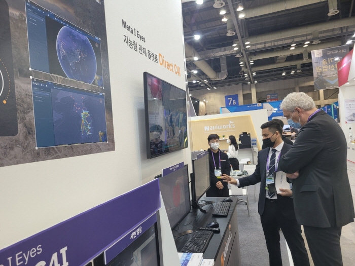 네비웍스가 21~25일 일산 킨텍스에서 열린 '대한민국방위산업전 2022'에 참가해 관람객들로부터 큰 호응을 얻었다. 사진은 네비웍스 담당자가 관람객에게 제품을 설명하는 모습.