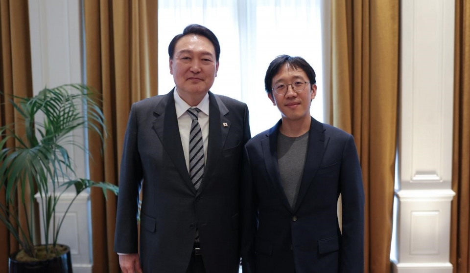 과학기술정보통신부는 윤석열 대통령이 22일 미국 동부 뉴욕에서 올해 필즈상 수상자인 허준이 교수를 접견했다고 밝혔다. [사진=대통령실]