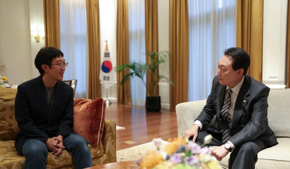 과학기술정보통신부는 윤석열 대통령이 22일 미국 동부 뉴욕에서 올해 필즈상 수상자인 허준이 교수를 접견했다고 밝혔다. [사진=대통령실]