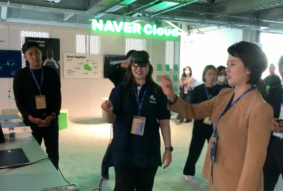 이영 중기벤처부 장관이 부스에서 설명을 듣는 모습. [사진=퓨처메인]