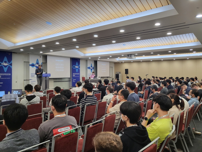 산업 세션에서 발표하는 클로바 스피치 이찬규 리더. [사진=네이버]