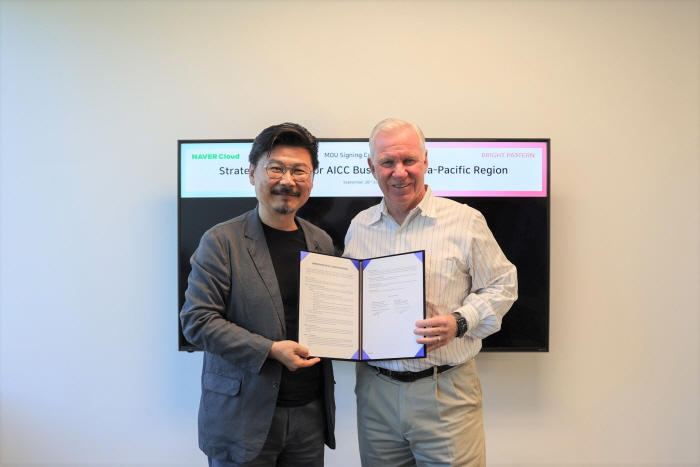 (왼쪽부터) 박원기 네이버클라우드 대표와 마이클 맥클로스키(Michael McCloskey) 브라이트 패턴 CEO. [사진=네이버클라우드]