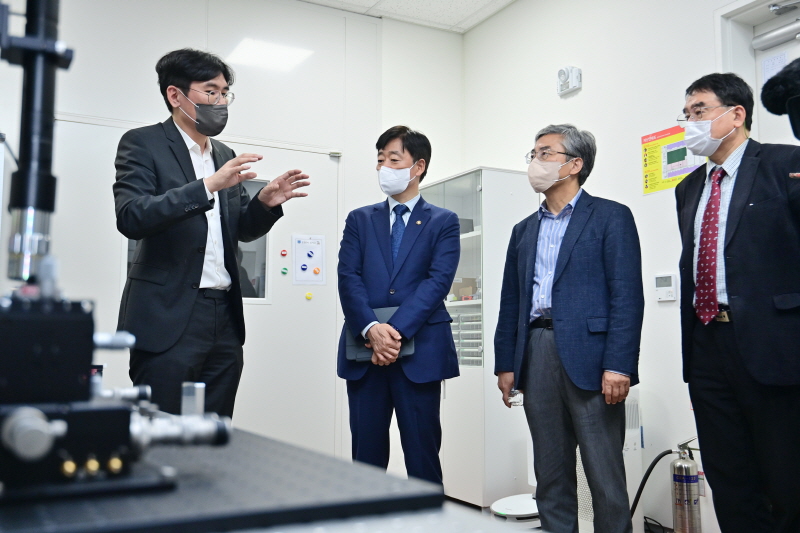 오태석 제1차관이 한상욱 KIST 양자정보연구단장의 설명을 듣고 있다. [사진=과기정통부]