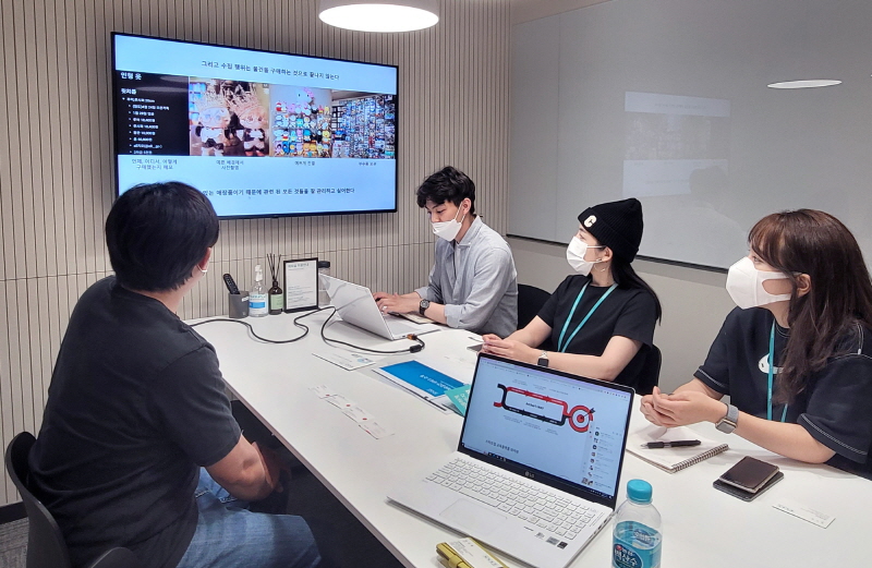 LG유플러스는 임직원이 직접 신사업 아이디어를 제안하는 ‘LGU+ 사내벤처’ 제도를 운영한다. 사진은 사내벤처에 선발된 직원들이 모여 아이디어를 공유하고 향후 계획을 논의하는 모습. [사진=LG유플러스]