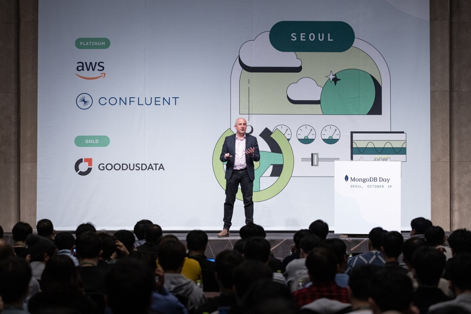 마이클 카힐몽고DB 랩스 부사장이 키노트를 하고 있다.