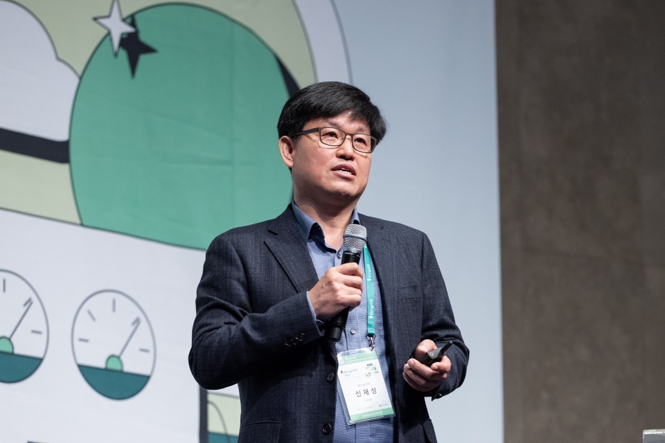 신재성 몽고DB 코리아 지사장이 환영사를 하고 있다.