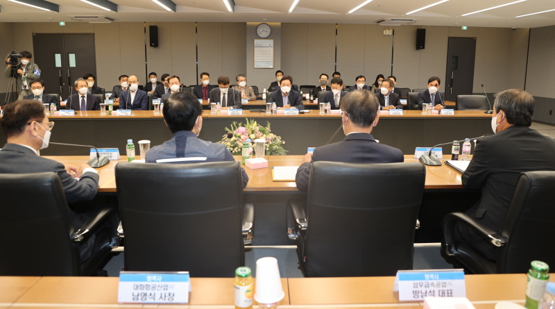 경남도와 한국항공우주산업, KAI제조분과협의회가 20일 대중소기업 상생협력 협약을 맺었다. [사진=경남도]