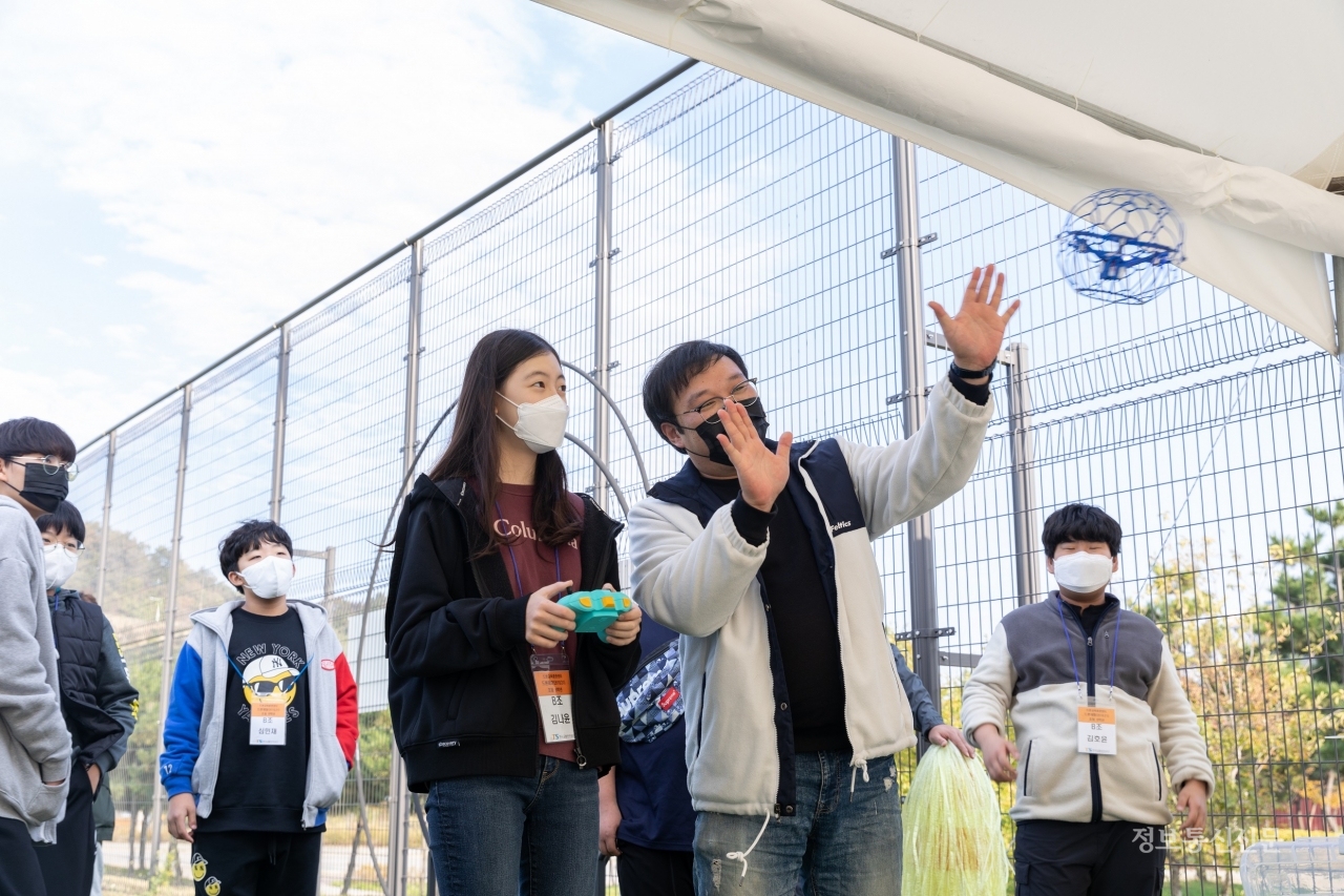 한국교통안전공단이 청소년 드론 체험교육 행사를 개최했다. [사진=한국교통안전공단]
