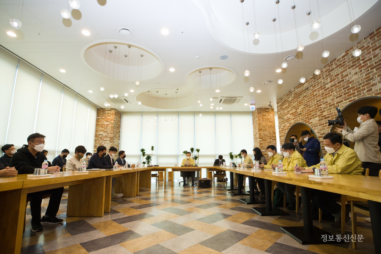 이종호 과학기술정보통신부 장관이 경기도 성남시 분당구 SK C&C 판교 데이터센터를 방문해 화재 관련 상황을 점검하고 네이버, 카카오 등 서비스 장애의 신속한 복구를 독려하고 있다. [사진=과기정통부]