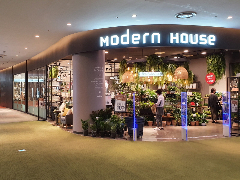 엠에이치앤코(MH&Co.)가 운영하는 ‘모던하우스’ 전경. [사진=네이버]