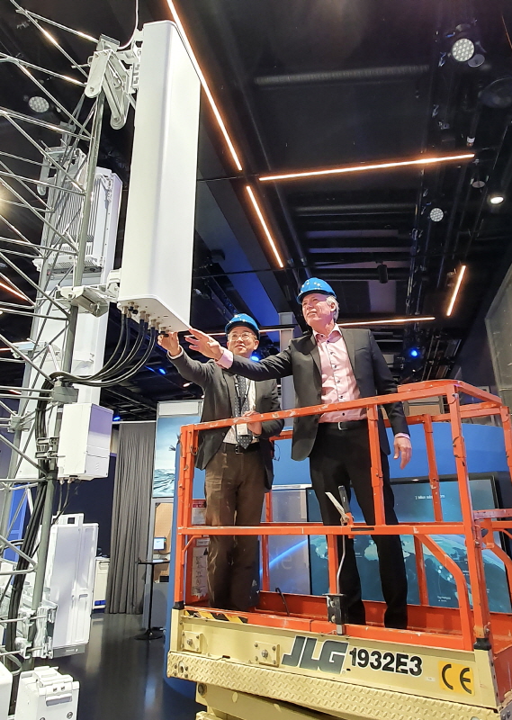 KT가 에릭슨과 LTE 패시브 안테나와 5G 액티브 안테나를 결합한 장비를 활용한 5G 빔 포밍 성능 시연에 성공했다고 10일 밝혔다. KT와 에릭슨 임직원이 LTE와 5G 안테나가 결합된 무선 유닛 성능을 테스트 하고 있다.[사진=KT]