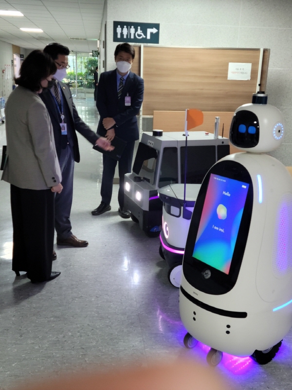 14일 국회의원 회관에서 열린 ‘자율주행로봇산업 육성을 위한 정책 간담회’에 전시된 실외 이동로봇에 대해 손웅희 로봇산업진흥원장(가운데)이 양금희 국민의힘 의원(왼쪽)에 설명하고 있다.