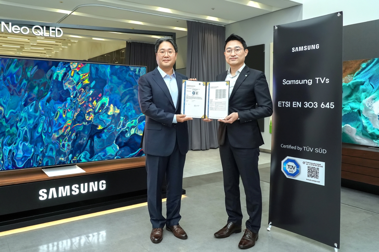 사진 왼쪽부터 김용재 삼성전자 영상디스플레이사업부 부사장과 서정욱 티유브이슈드 코리아 대표이사가 지난 18일 삼성전자 수원 디지털시티에서 열린 컨슈머 IoT기기 보안 인증서 전달식에서 기념촬영을 했다. [사진=삼성전자]