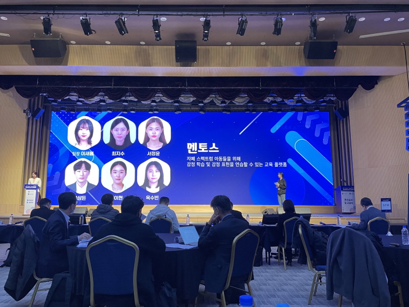 KT의 청년 디지털 인재양성 프로그램 ‘에이블스쿨’ 수료생들이 고용노동부 주관 ‘K-디지털 트레이닝 해커톤’에 출전해 뛰어난 역량을 펼치며 대상을 차지하는 쾌거를 이뤘다. 해커톤에 출전한 KT 에이블스쿨의 ‘멘토스’ 팀이 발표를 하는 모습. [사진=KT]해커톤에서 대상 수상 후 ‘멘토스’팀 대표 이새봄 교육생이 기념촬영을 하는 모습. [사진=KT]