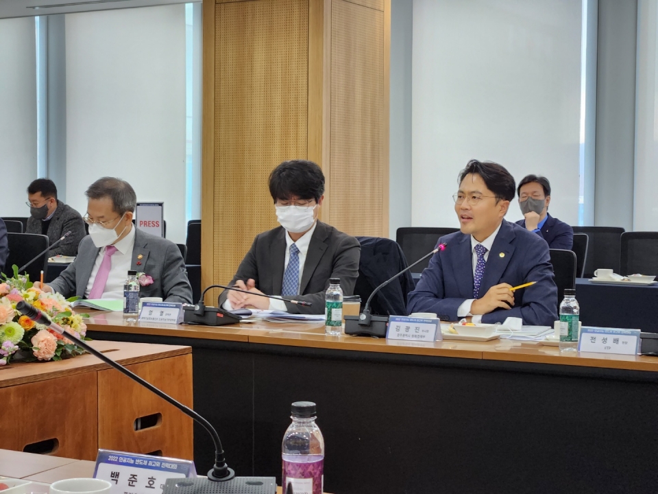 김광진 광주광역시 문화경제부시장이 ‘인공지능 반도체 최고위 전략대화 및 K-클라우드 얼라이언스 출범식’에 참석, 글로벌 인공지능 반도체 시장을 선점하기 위한 전략적 협력방안을 논의했다.  [사진=광주광역시]