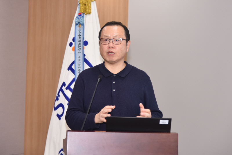 첫 번째 발제를 하는 송위진 정책위원장(한국리빙랩네트워크). [사진=STEPI]