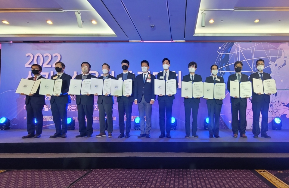센스톤이 ‘단방향 다이내믹 인증(OTAC)을 통한 개별 IoT 디바이스 기기 인증 및 전송데이터 보안 기술’로 신기술(NET) 인증을 획득했다. NET 인증 수여식에서 참석자들이 기념촬영을 하고 있다. [사진=센스톤]