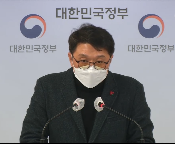 최우혁 과기정통부 전파정책국장이 23일 정부서울청사 브리핑실에서 5G 주파수 할당조건 이행점검 최종 처분 결과를 발표하고 있다.