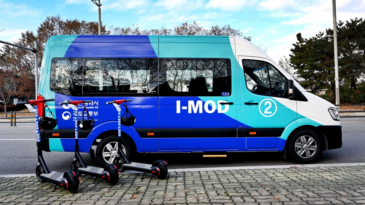 수요응답형 버스와 전동킥보드. [사진=현대자동차]