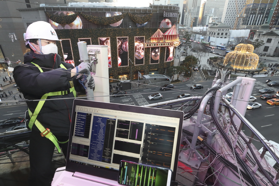 KT 네트워크 전문가가 번화가의 기지국을 점검하고 있다. [사진=KT]