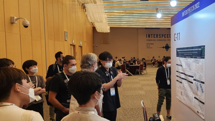 네이버 연구진이 '인터스피치 2022' 학회에서 포스터 논문을 발표하고 있다. [사진=네이버]