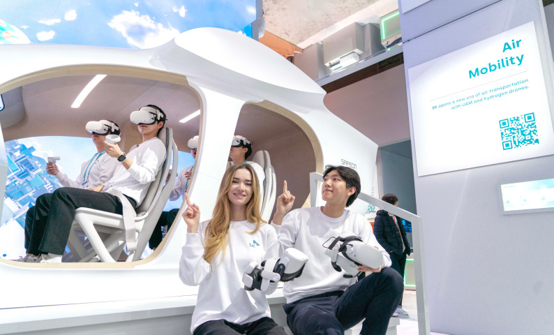 SK텔레콤 모델들이 SK전시관에서 사피온 반도체가 기체 운항을 지원하고, 신재생 에너지 가상 발전소가 전력을 공급하는 도심항공교통(UAM) 기술을 소개하는 모습 [사진=SK텔레콤]
