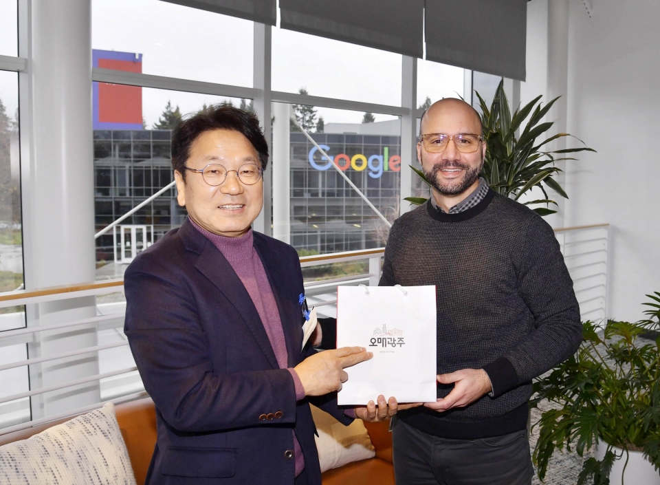 강기정 광주광역시장이 미국 실리콘밸리 구글 본사를 찾아 상호 협력 방안을 모색한 뒤 세피 모그하담 구글 대외협력 및 리서치분과 수석팀장에게 기념품을 전달하고 있다. [사진=광주광역시]