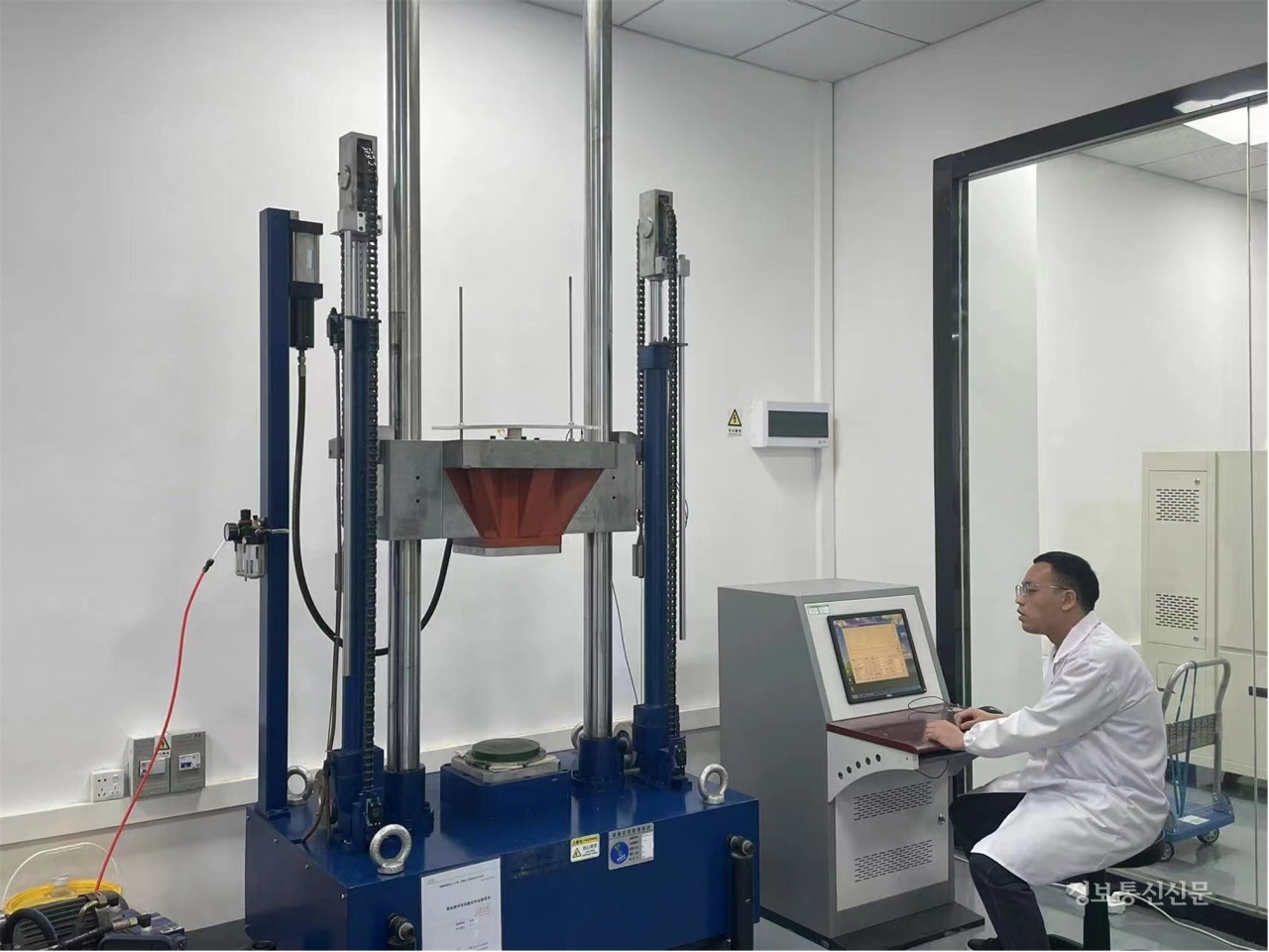 KTC 중국 심천시험소에서 연구원이 배터리 시험을 하는 모습. [사진=KTC]