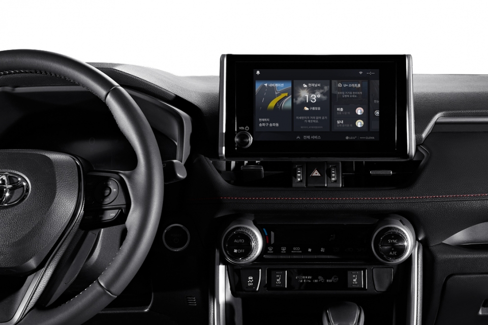 LG유플러스는 한국 시장에 신규 출시하는 토요타 RAV4 PHEV(플러그인 하이브리드)에 U+Drive 기반의 '토요타 커넥트(Toyota Connect)'를 탑재한다고 21일 밝혔다. 사진은 토요타 RAV4 PHEV(플러그인 하이브리드)에 탑재된 U+Drive. [사진=LG유플러스]