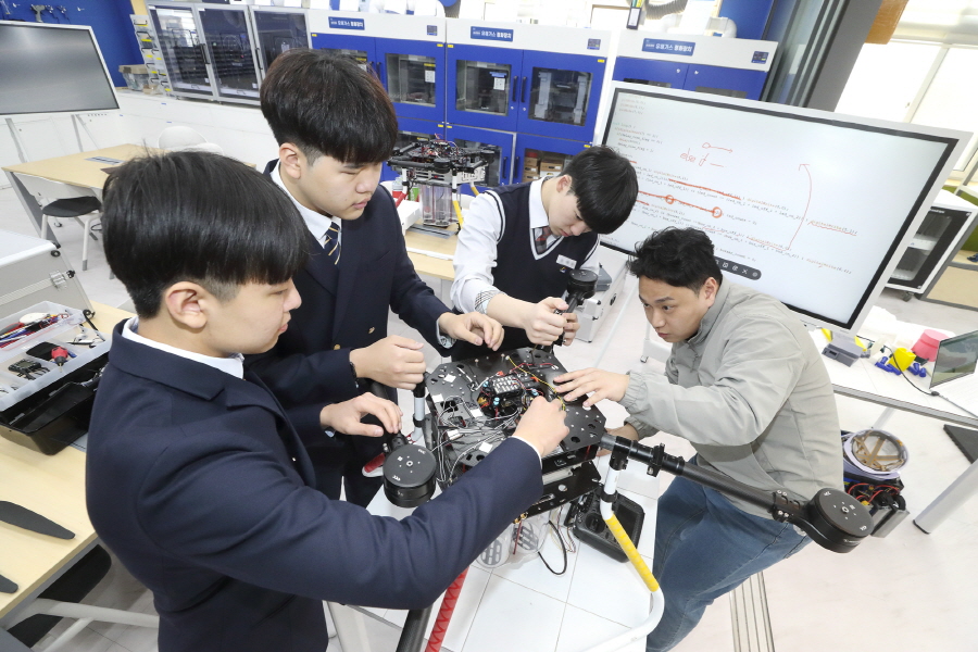 KT가 서울로봇고와 손잡고 로봇과 인공지능을 아우르는 융합형 기술 명장 양성에 나선다고 22일 밝혔다. 사진은 서울 강남구 서울로봇고에서 재학생들이 AI 교육을 받고 있는 모습. [사진=KT]