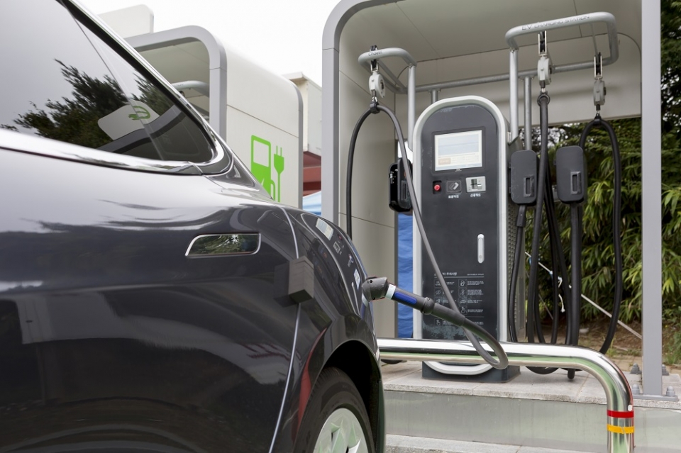 전기자동차 보급 확산에 맞춰 급속충전기 보급사업이 추진된다. [사진=클립아트코리아]