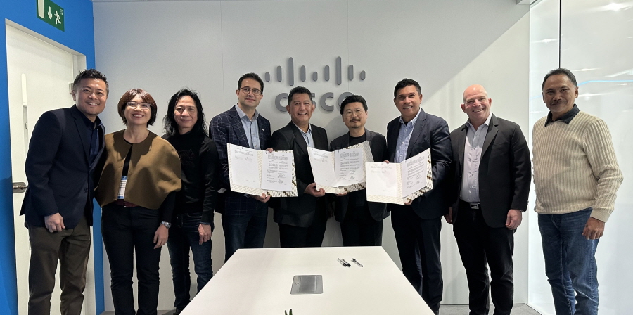 왼쪽부터 시스코의 산제이 카울(Sanjay Kaul) APJ(아시아태평양·일본) SP(Service Provider) 사업 총괄 사장, 텔콤 인도네시아의 보기 위작소노(Bogi Witjaksono) 홀세일 & 인터내셔널 서비스 디렉터, 네이버클라우드의 박원기 APAC 사업개발 대표, 텔콤 데이터 에코시스템(NeutraDC)의 안드류 Th.A.F (Andreuw Th.A.F,) CEO. [사진=네이버클라우드]