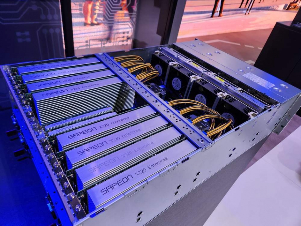 MWC 2023에 시연된 사피온-슈퍼마이크로 서버. [사진=사피온]
