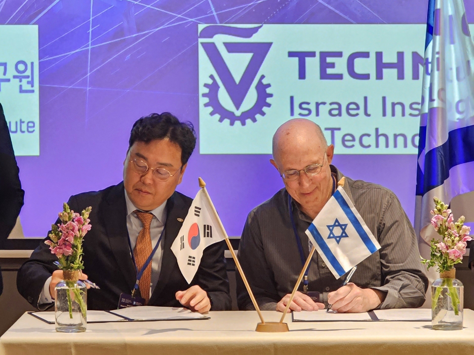 신희동 KETI 원장과 제이콥 루빈스타인 테크니온 공대 연구부총장이 업무협약서에 서명을 하고 있다. [사진=KETI]