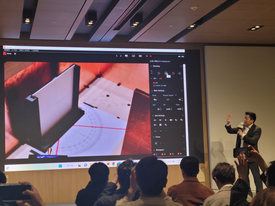 홍원빈 포스텍 교수가 24일 LG유플러스-키사이트코리아와 공동 개발한 RIS를 시연하고 있다.