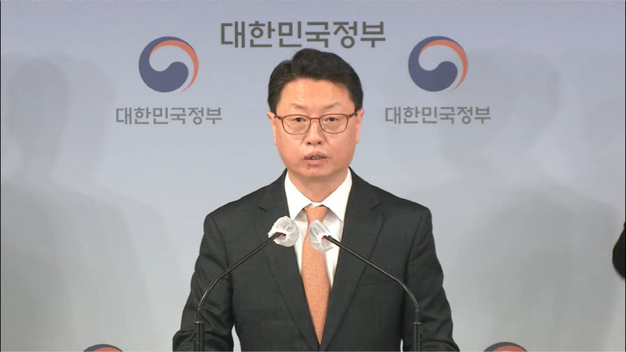 홍진배 과기정통부 네트워크정책실장이 27일 LG유플러스 침해사고 원인분석 결과 및 조치방안에 대해 브리핑하고 있다.