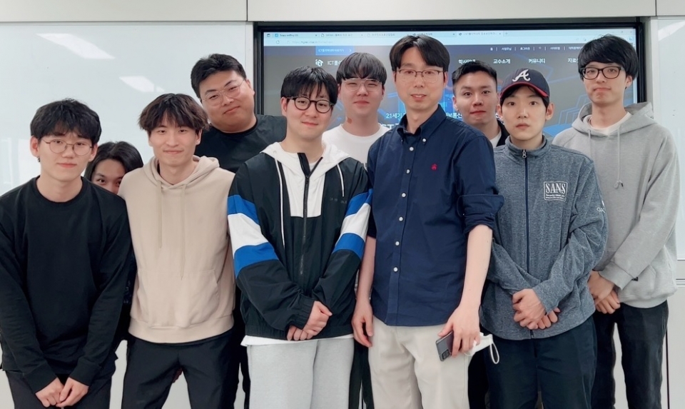 ICT폴리텍대 정보보안학과 정보보호동아리 픽시프록(pixieFrog)이 과학기술정보통신부가 주최하고 한국정보보호산업협회(KISIA)에서 주관한 '2023년도 대학정보보호 동아리연합회(KUCIS) 동아리 지원사업'에 최종 선정됐다. [사진=ICT폴리텍대학]