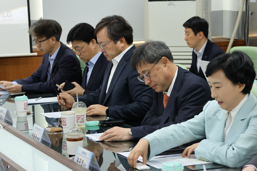 박윤규 과학기술정보통신부 제2차관은 9일 KT 과천타워에서 주요 정보통신사업자 기업(ISP), 정보보호 전문서비스 기업, 전문가, 유관기관 등 10여명과 함께 사이버보안 역량 강화를 위한 연속 현장 1차 간담회를 개최했다.