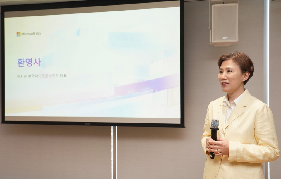 이지은 한국마이크로소프트 대표가 ‘업무동향지표 2023: AI가 가져올 업무 혁신’ 기자간담회에서 환영사를 통해 업무에서 AI의 발전이 갖는 의미에 대해 설명하고 있다.