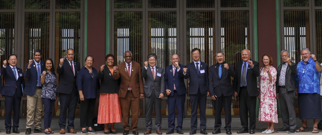 한-태평양도서국 대표단과 삼성 관계자들이 호텔신라 영빈관 앞에서 기념촬영을 했다. [사진=삼성전자]